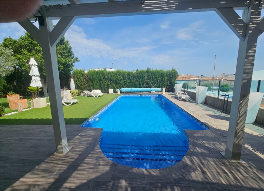 Resale - Villa / House - San Fulgencio - El Oasis