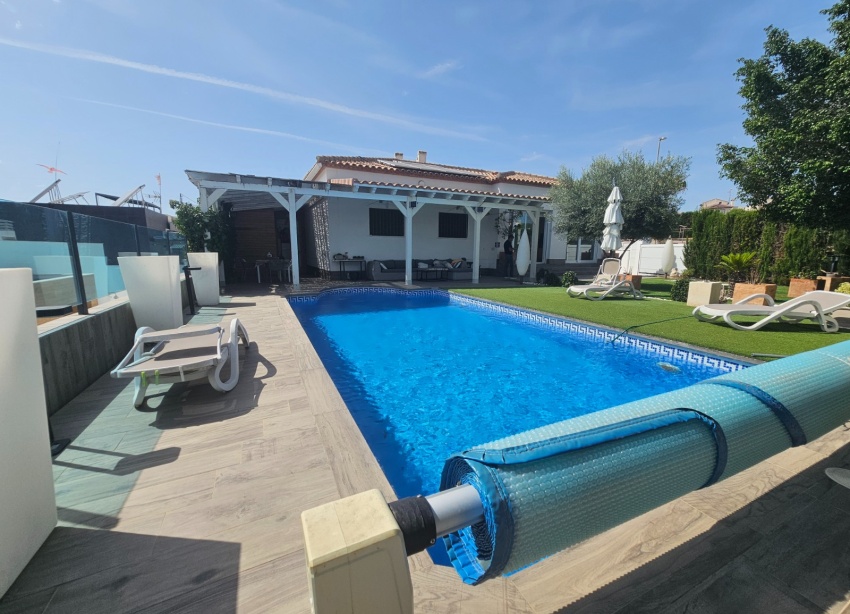 Resale - Villa / House - San Fulgencio - El Oasis