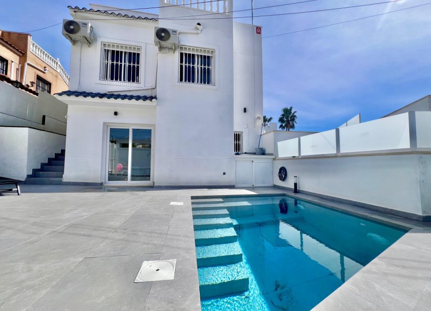 Resale - Villa / House - San Miguel de Salinas - Las Filipinas