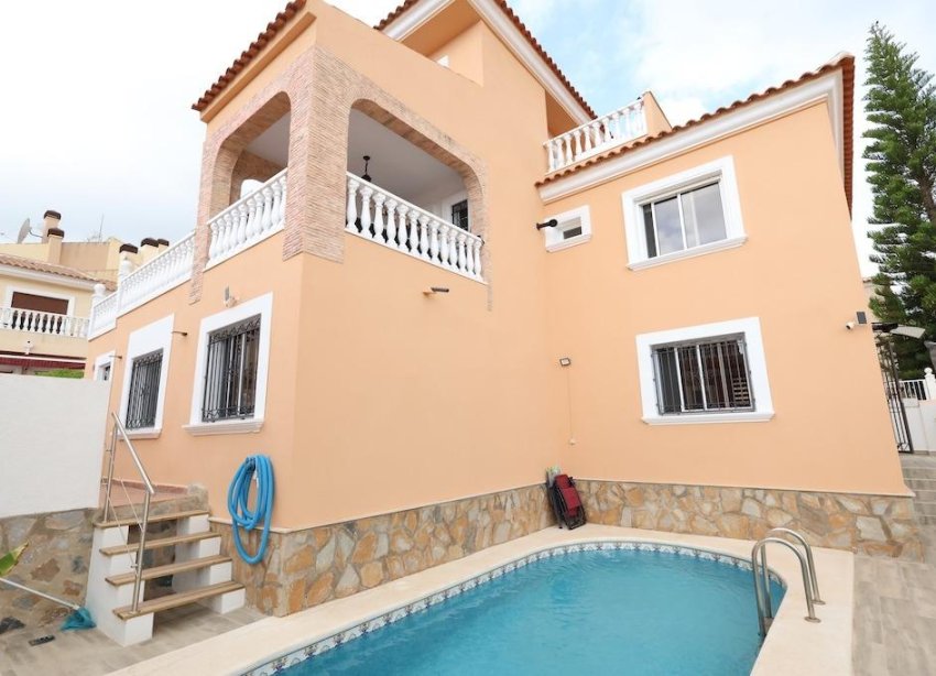 Resale - Villa / House - San Miguel de Salinas - Las Filipinas