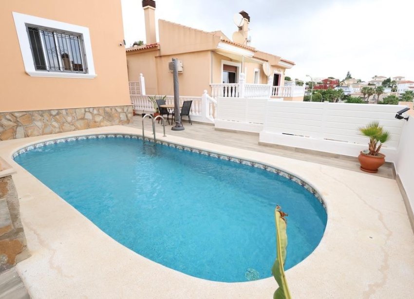 Resale - Villa / House - San Miguel de Salinas - Las Filipinas