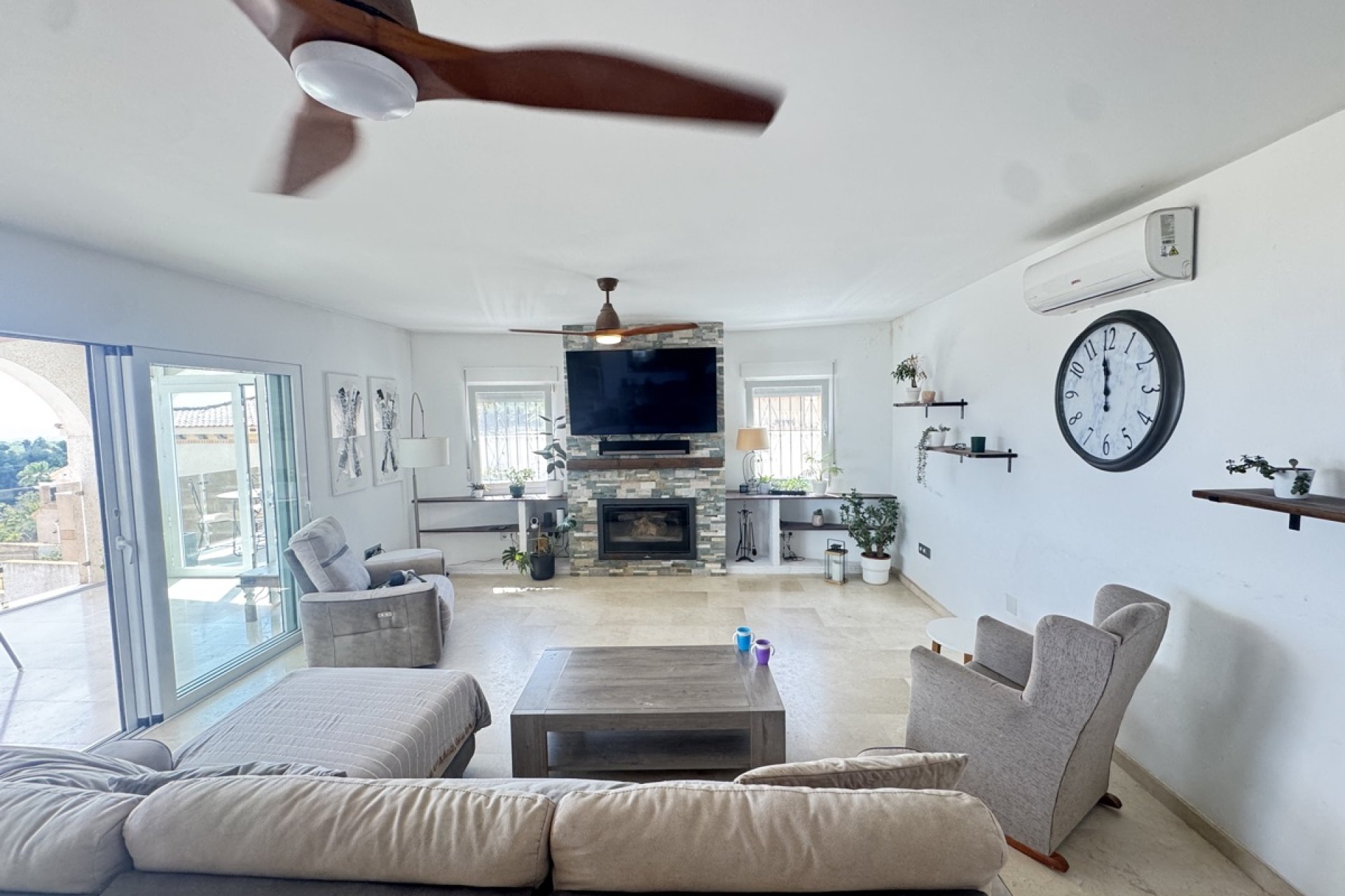 Resale - Villa / House - San Miguel de Salinas
