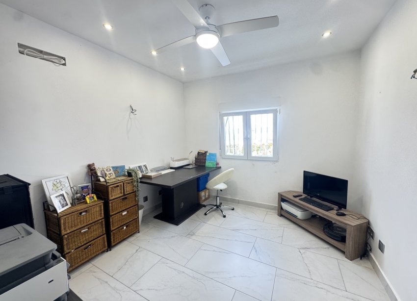 Resale - Villa / House - San Miguel de Salinas