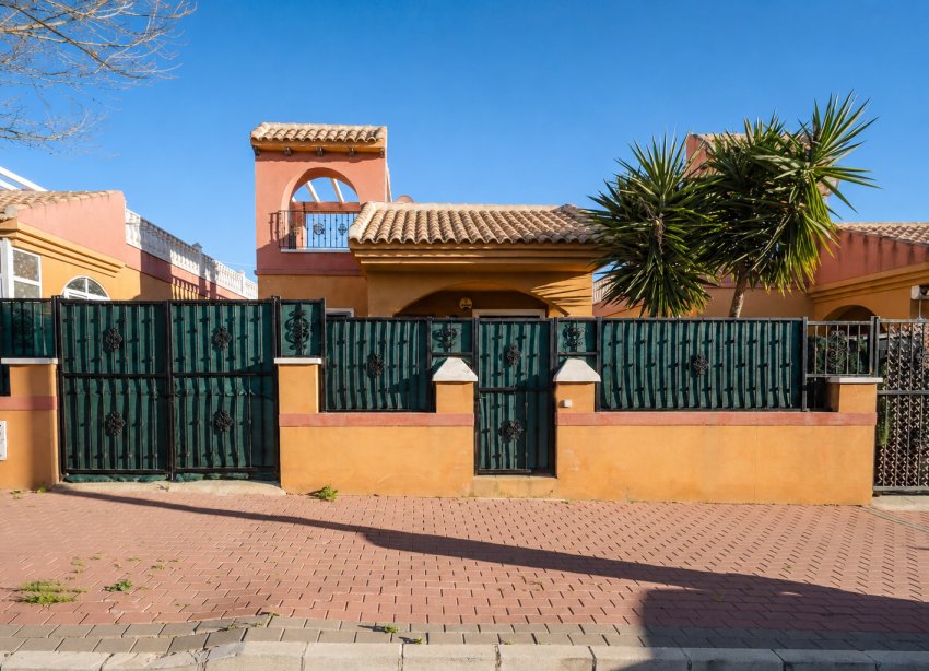 Resale - Villa / House - Torrevieja - Aguas Nuevas