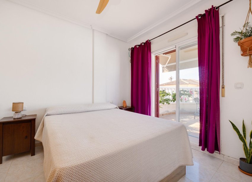 Resale - Villa / House - Torrevieja - Aguas Nuevas