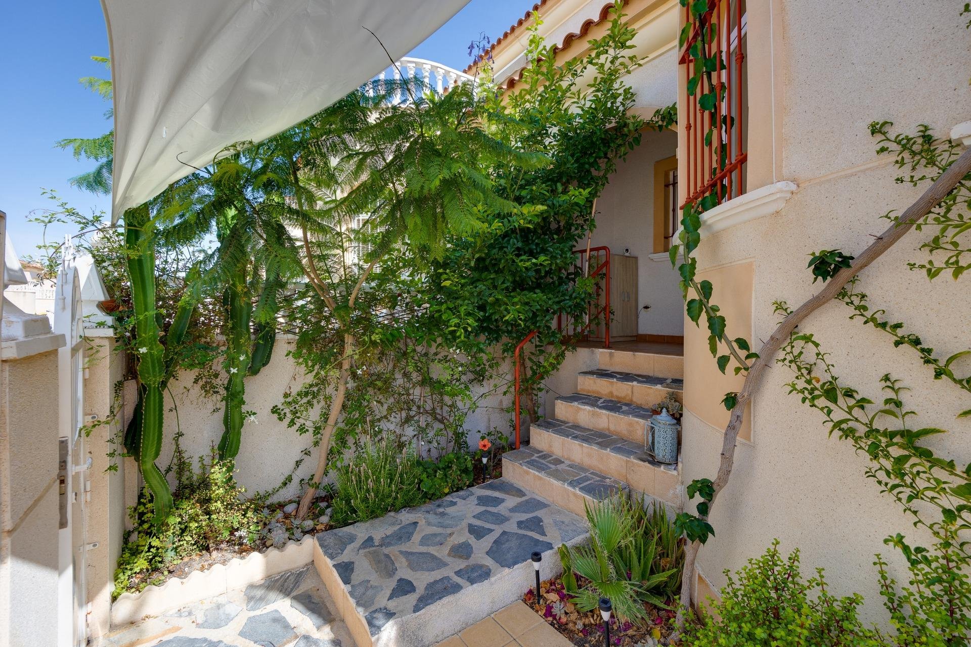 Resale - Villa / House - Torrevieja - Aguas Nuevas