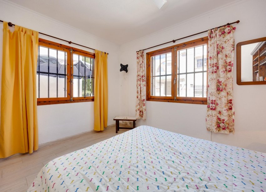 Resale - Villa / House - Torrevieja - Calas blanca