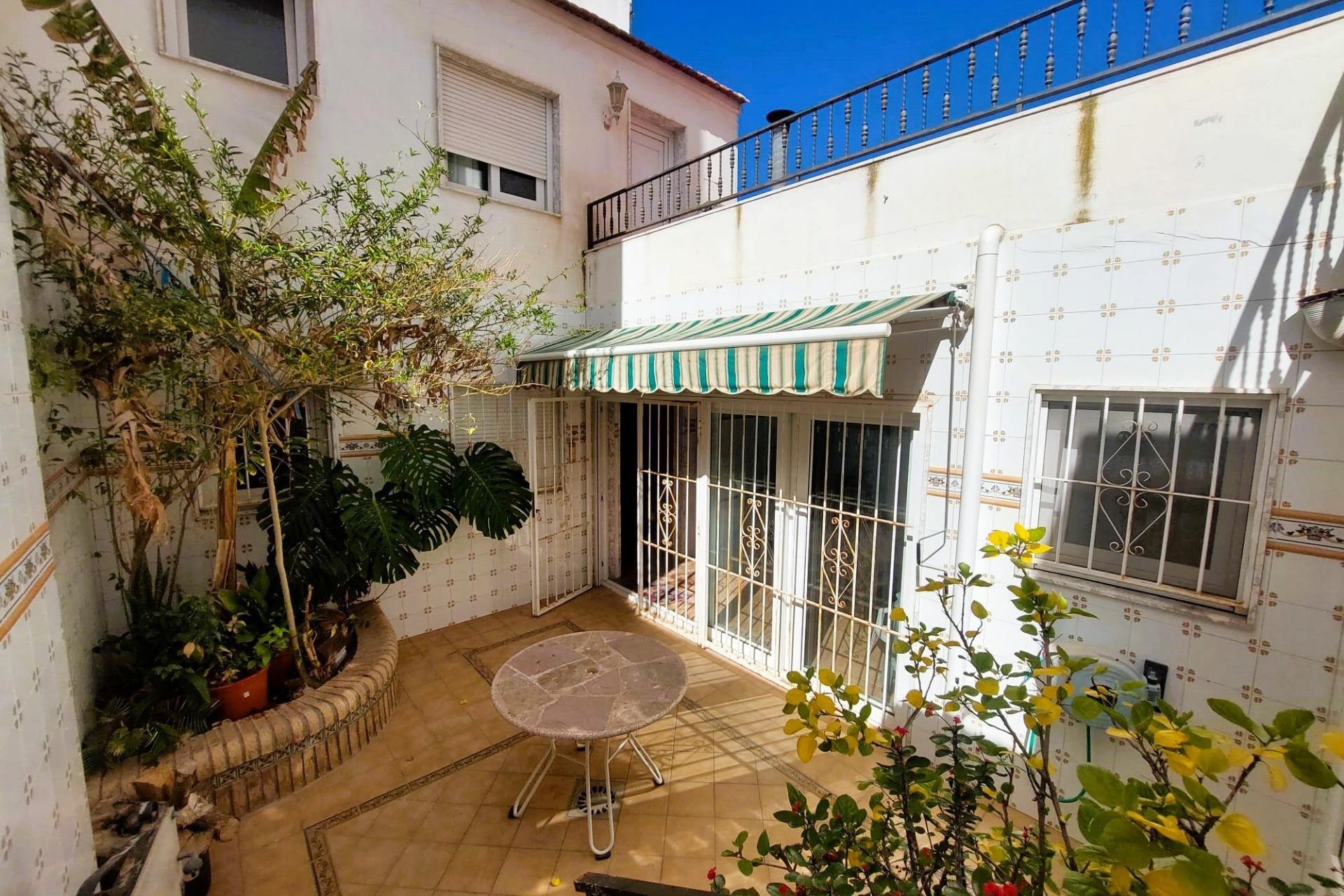 Resale - Villa / House - Torrevieja - Centro