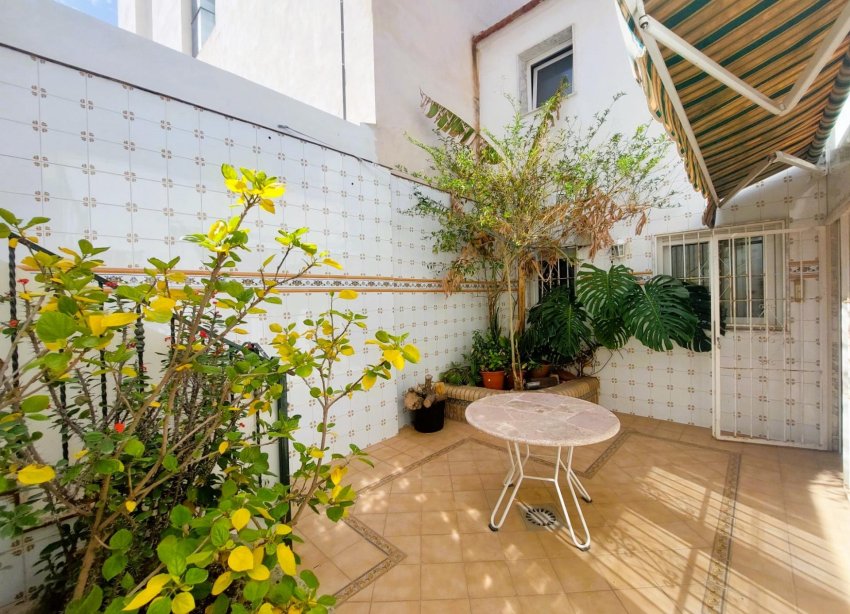 Resale - Villa / House - Torrevieja - Centro