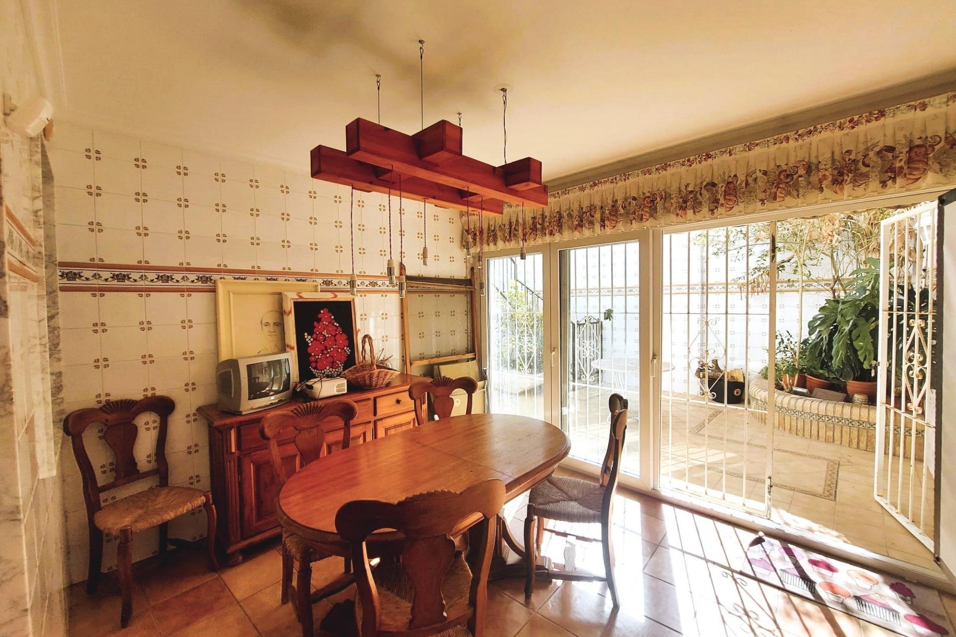 Resale - Villa / House - Torrevieja - Centro