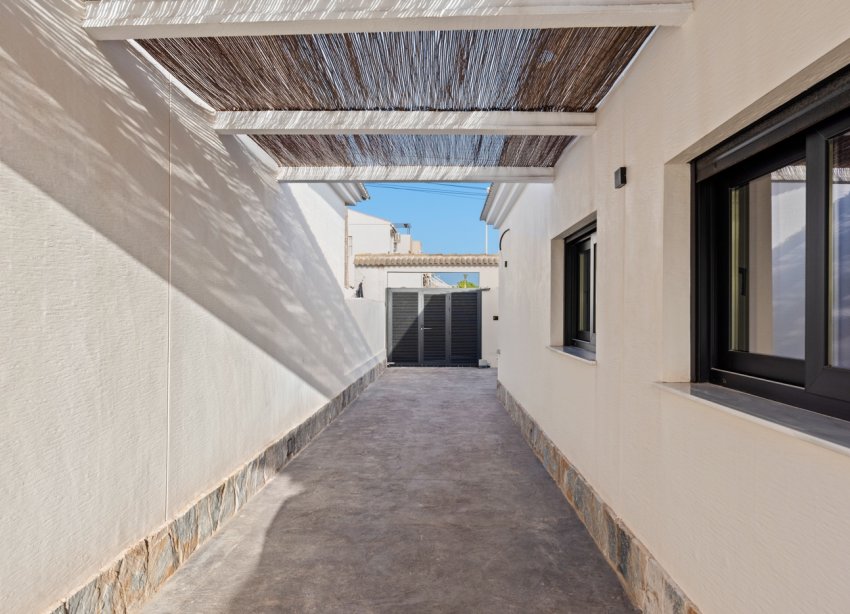 Resale - Villa / House - Torrevieja - El Chaparral
