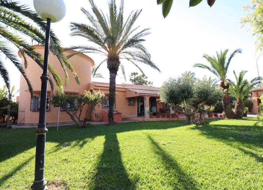 Resale - Villa / House - Torrevieja - El Chaparral