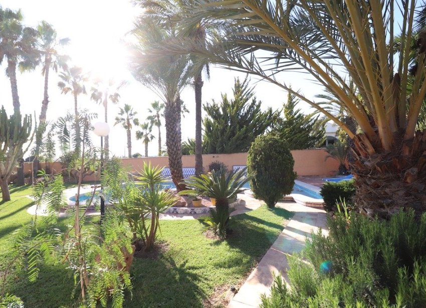 Resale - Villa / House - Torrevieja - El Chaparral