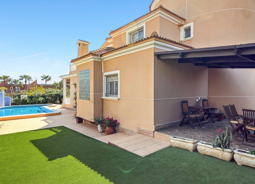 Resale - Villa / House - Torrevieja - La Mata