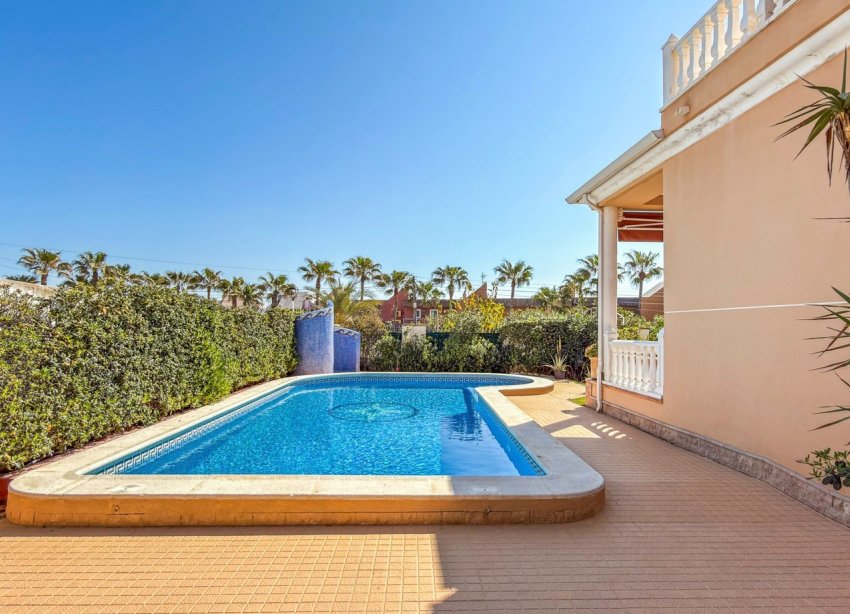 Resale - Villa / House - Torrevieja - La Mata