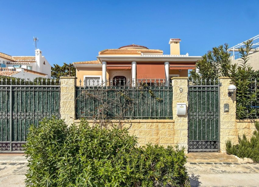 Resale - Villa / House - Torrevieja - La Mata