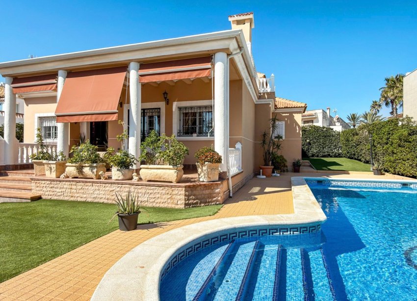 Resale - Villa / House - Torrevieja - La Mata