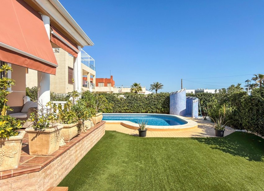 Resale - Villa / House - Torrevieja - La Mata