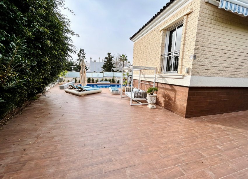 Resale - Villa / House - Torrevieja - La Mata