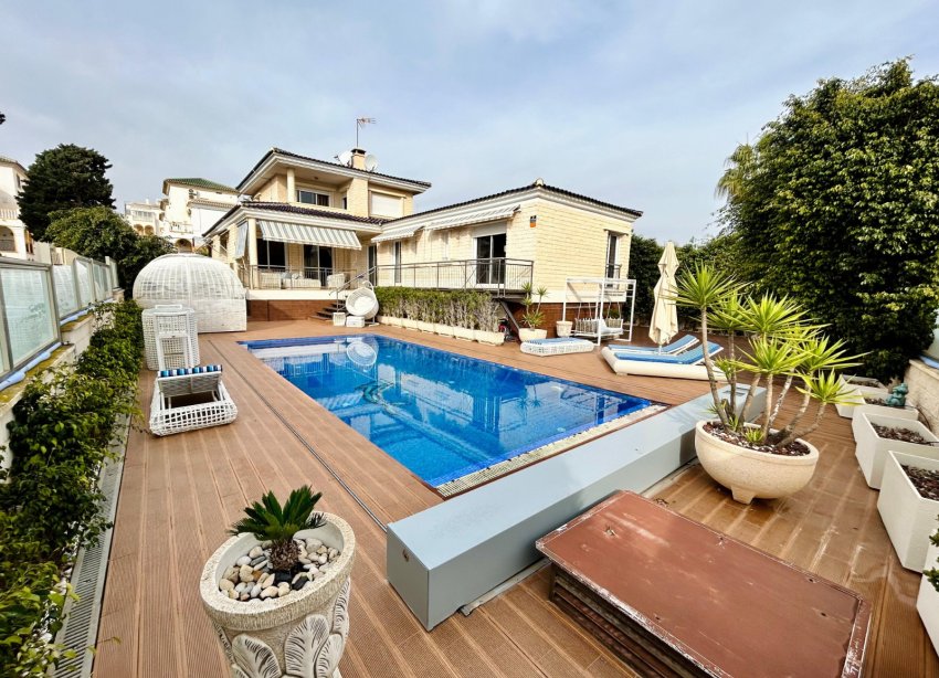 Resale - Villa / House - Torrevieja - La Mata