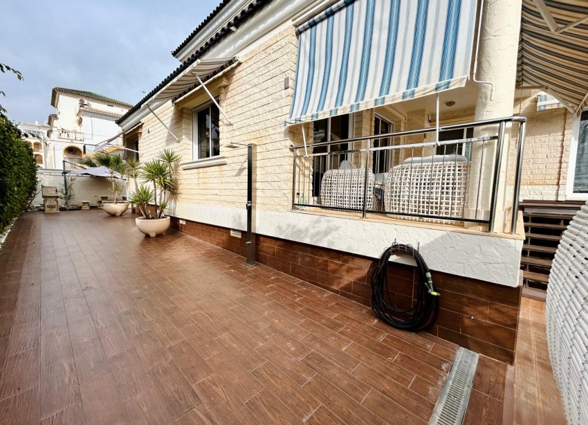 Resale - Villa / House - Torrevieja - La Mata