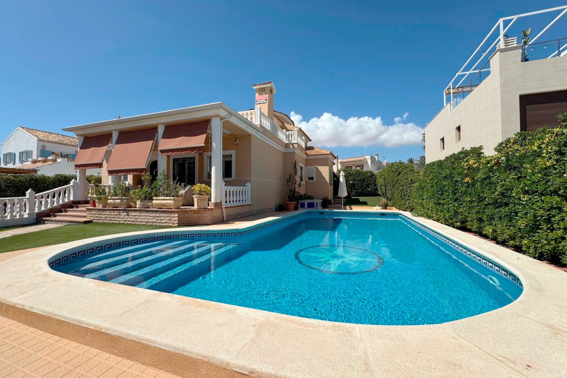 Resale - Villa / House - Torrevieja - La Mata