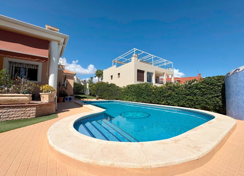Resale - Villa / House - Torrevieja - La Mata