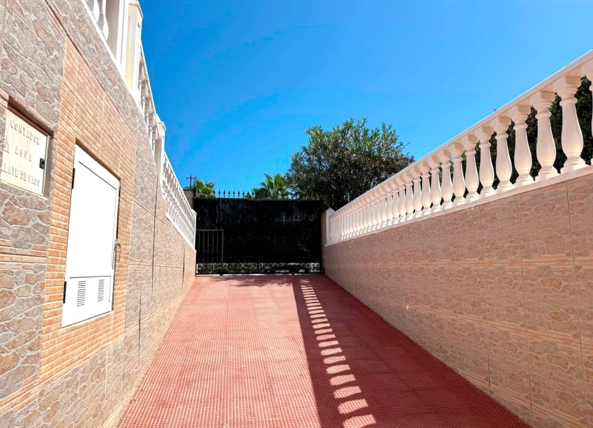 Resale - Villa / House - Torrevieja - La Mata