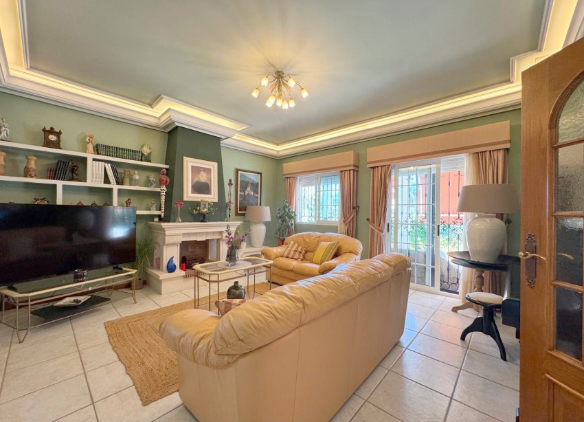 Resale - Villa / House - Torrevieja - La Mata
