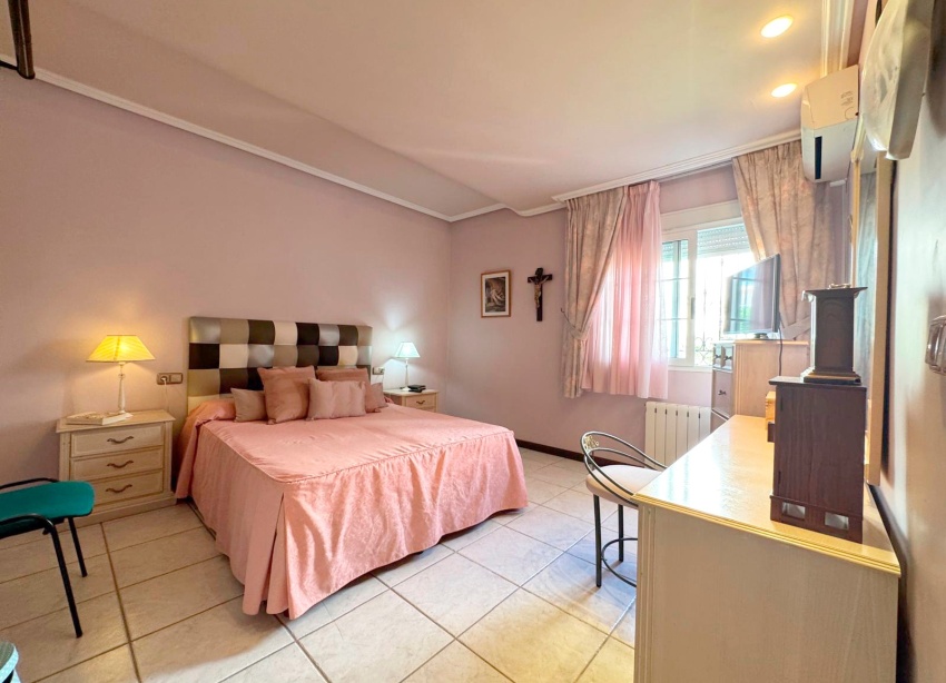 Resale - Villa / House - Torrevieja - La Mata