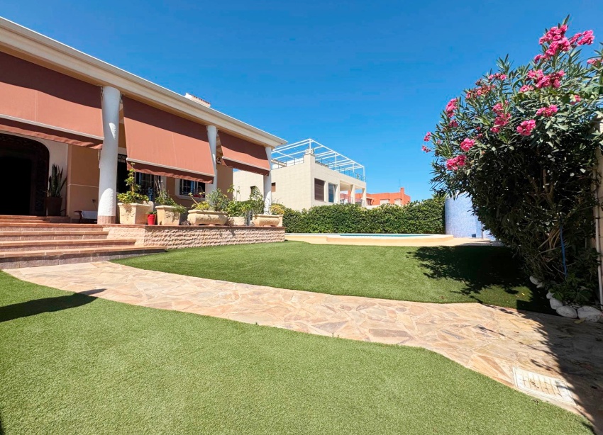 Resale - Villa / House - Torrevieja - La Mata