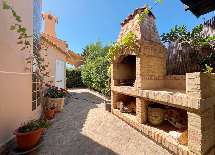 Resale - Villa / House - Torrevieja - La Mata