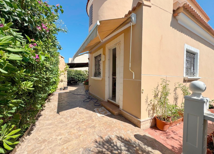 Resale - Villa / House - Torrevieja - La Mata