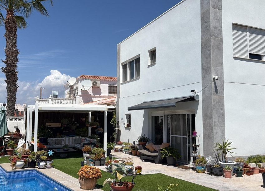 Resale - Villa / House - Torrevieja - La Siesta