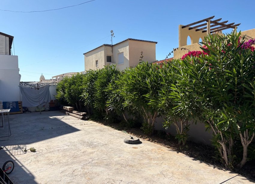 Resale - Villa / House - Torrevieja - La Siesta