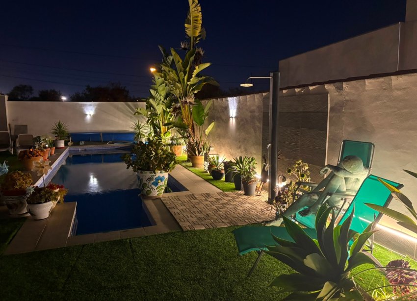 Resale - Villa / House - Torrevieja - La Siesta