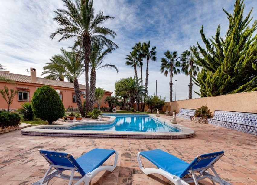 Resale - Villa / House - Torrevieja - La Siesta