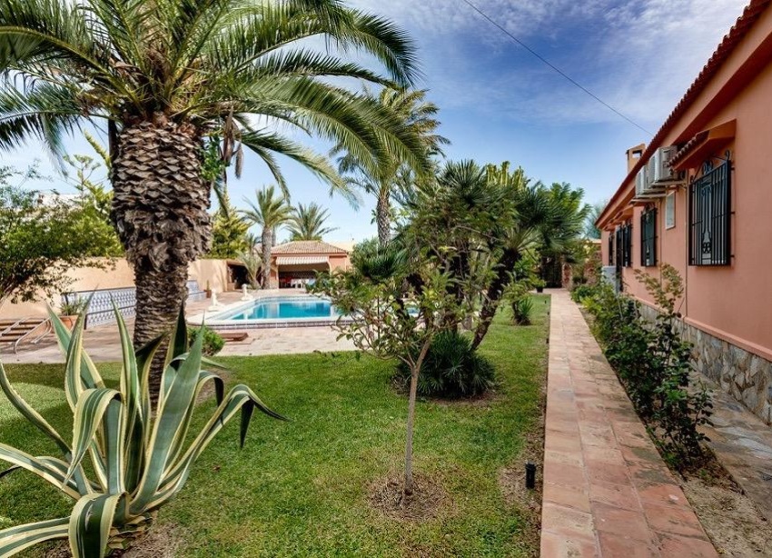 Resale - Villa / House - Torrevieja - La Siesta