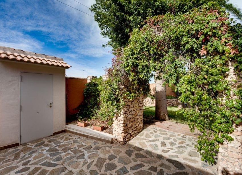 Resale - Villa / House - Torrevieja - La Siesta