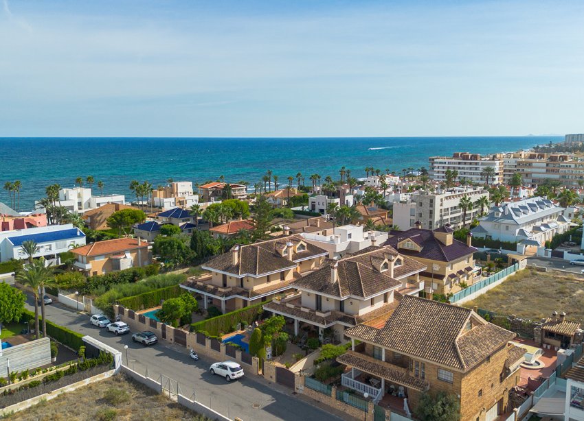 Resale - Villa / House - Torrevieja - La Veleta