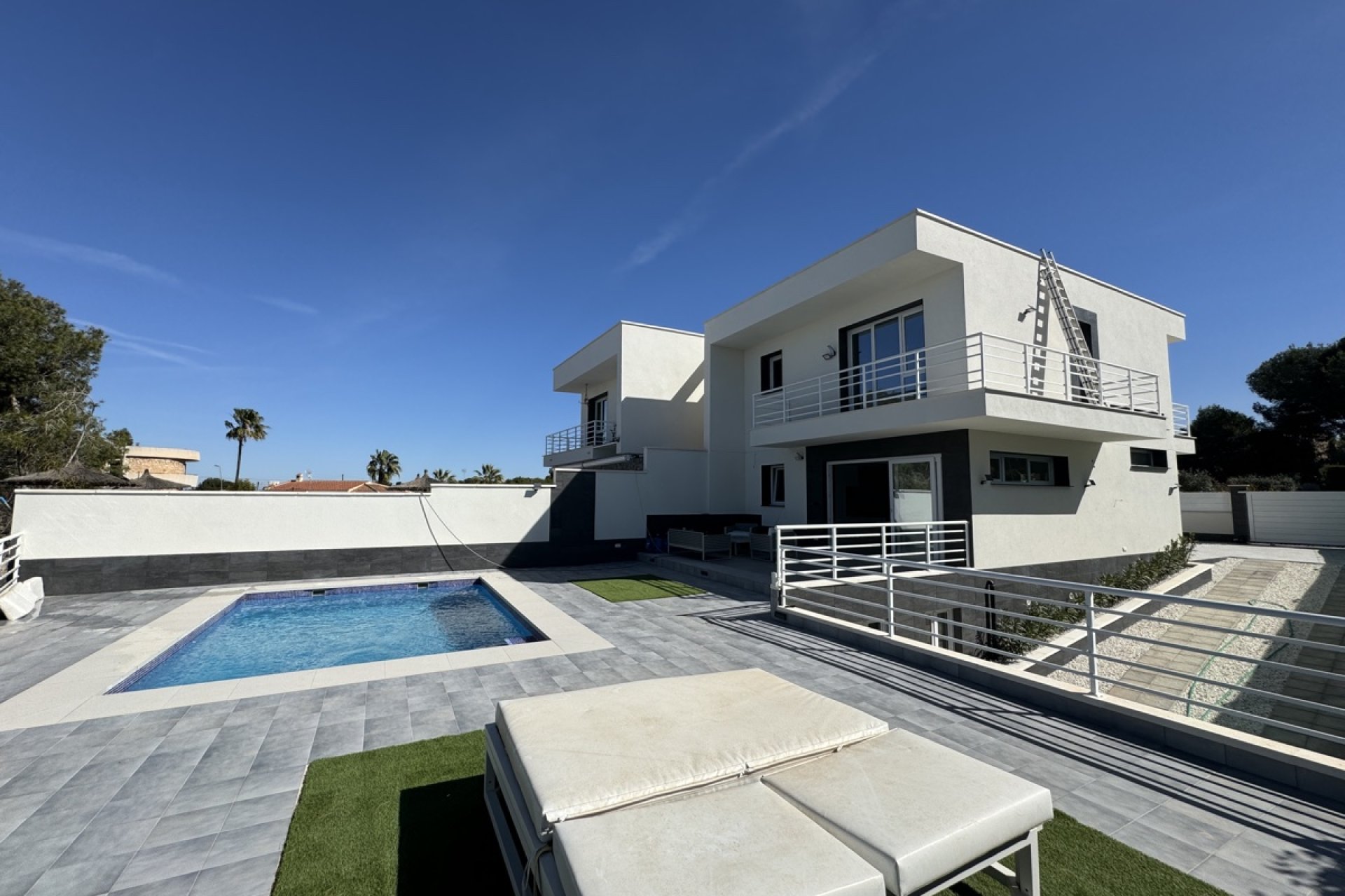 Resale - Villa / House - Torrevieja - Los Balcones