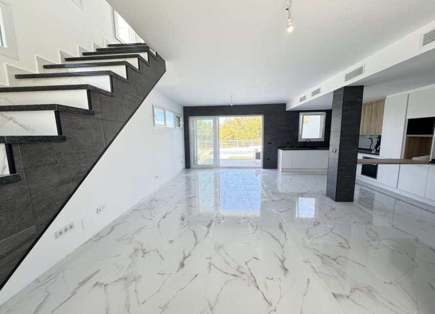 Resale - Villa / House - Torrevieja - Los Balcones