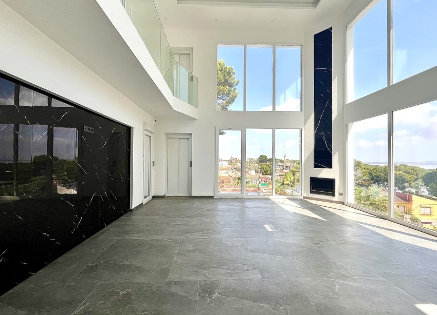 Resale - Villa / House - Torrevieja - Los Balcones