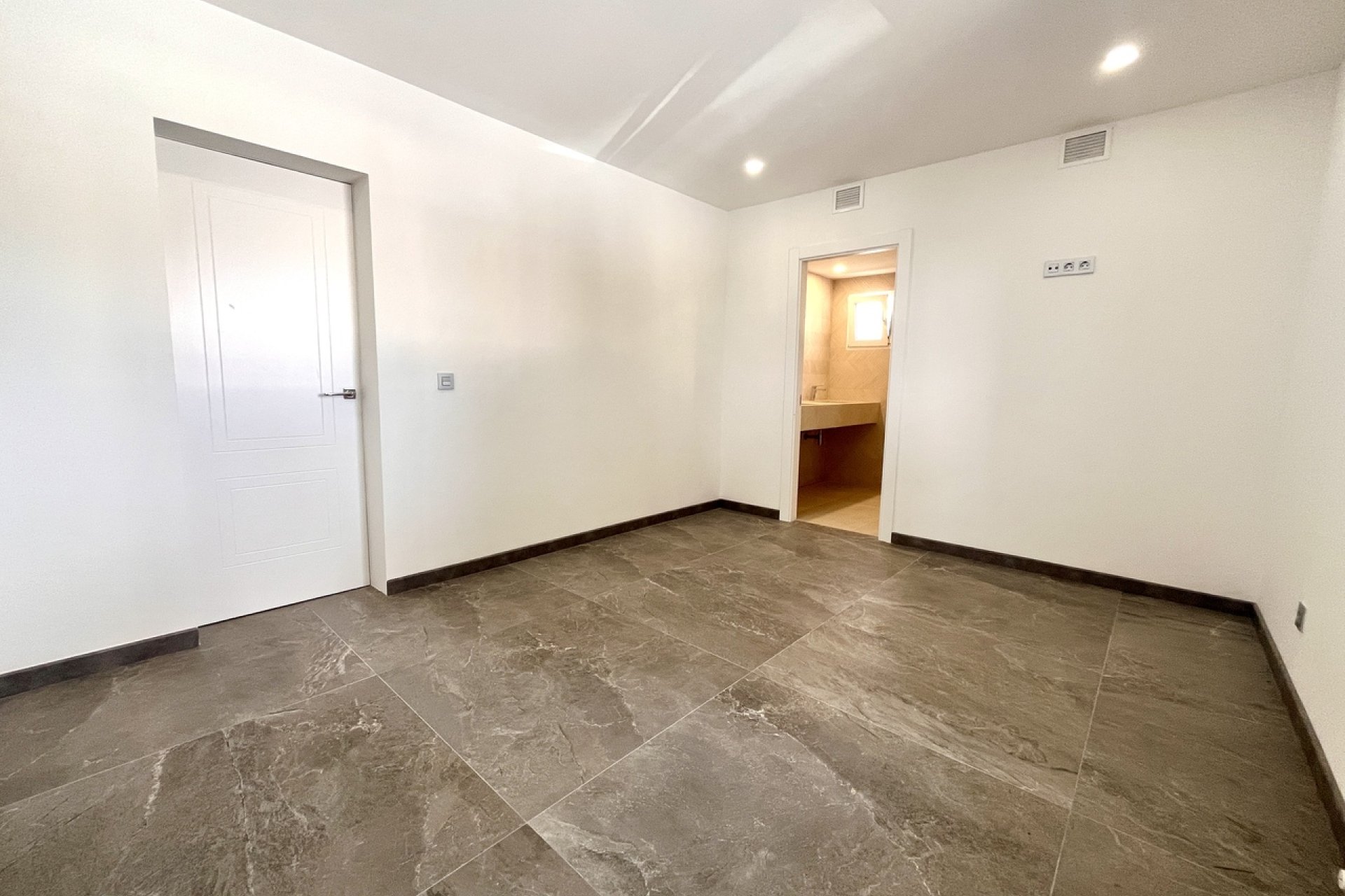 Resale - Villa / House - Torrevieja - Los Balcones