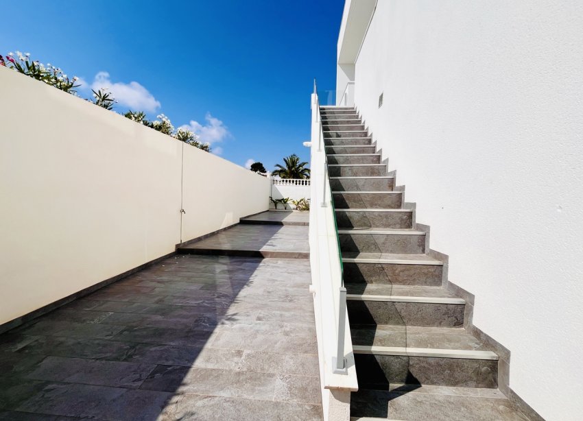Resale - Villa / House - Torrevieja - Los Balcones