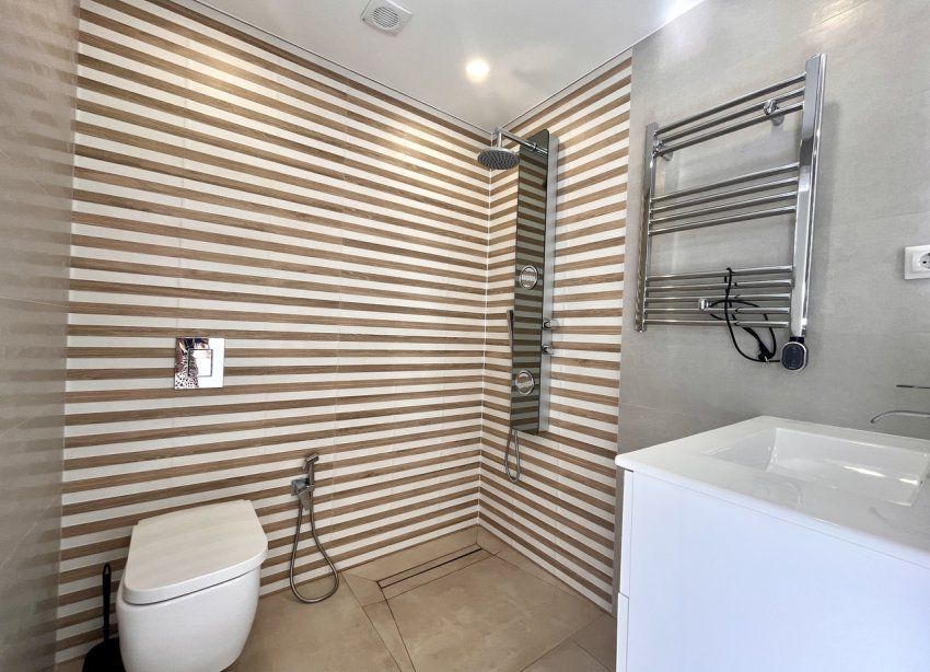 Resale - Villa / House - Torrevieja - Los Balcones