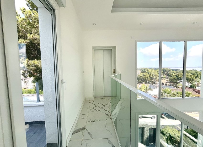 Resale - Villa / House - Torrevieja - Los Balcones