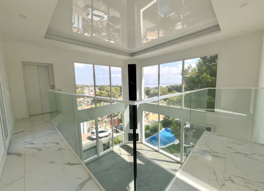 Resale - Villa / House - Torrevieja - Los Balcones