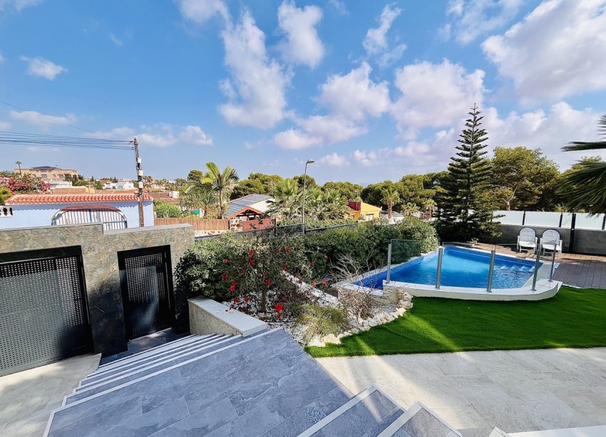 Resale - Villa / House - Torrevieja - Los Balcones