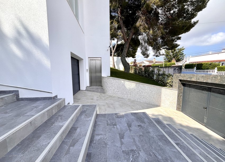 Resale - Villa / House - Torrevieja - Los Balcones